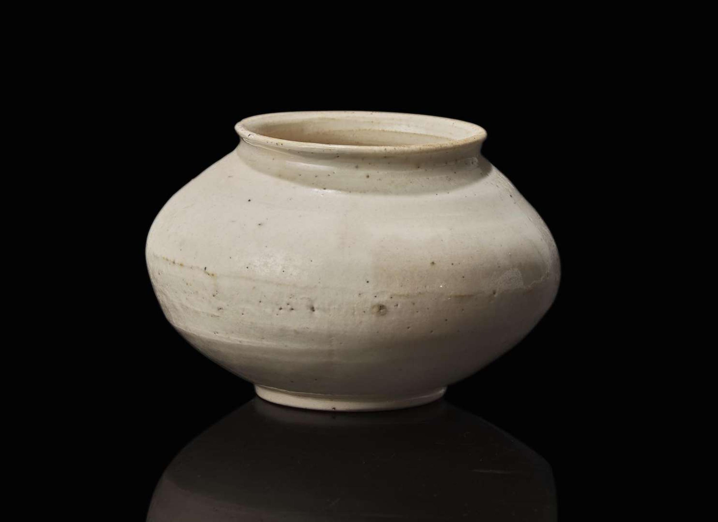 A Chinese whiteware ovoid vessel, possibly Fujian 白瓷圓罐 可能為福建