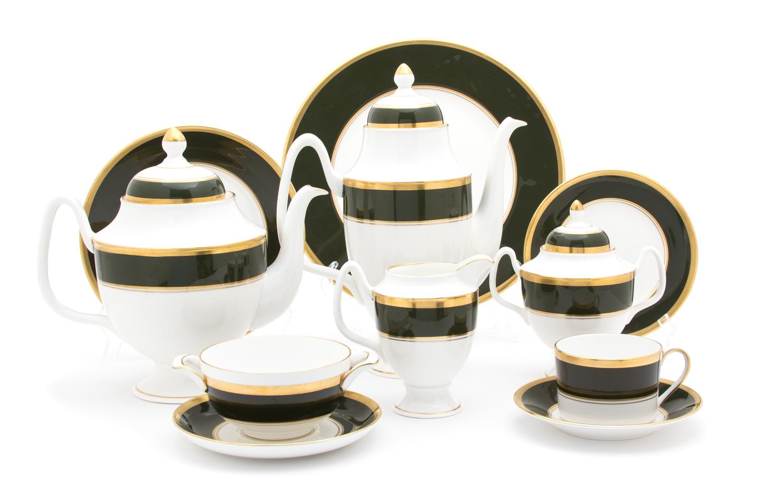 A Coalport Porcelain Dinner Service for Eight Diameter 10 3/4 inches. — 20TH CENTURY