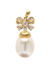 Am 18 Karat Yellow Gold, Cultured Pearl and Diamond Pendant, 4.40 dwts.