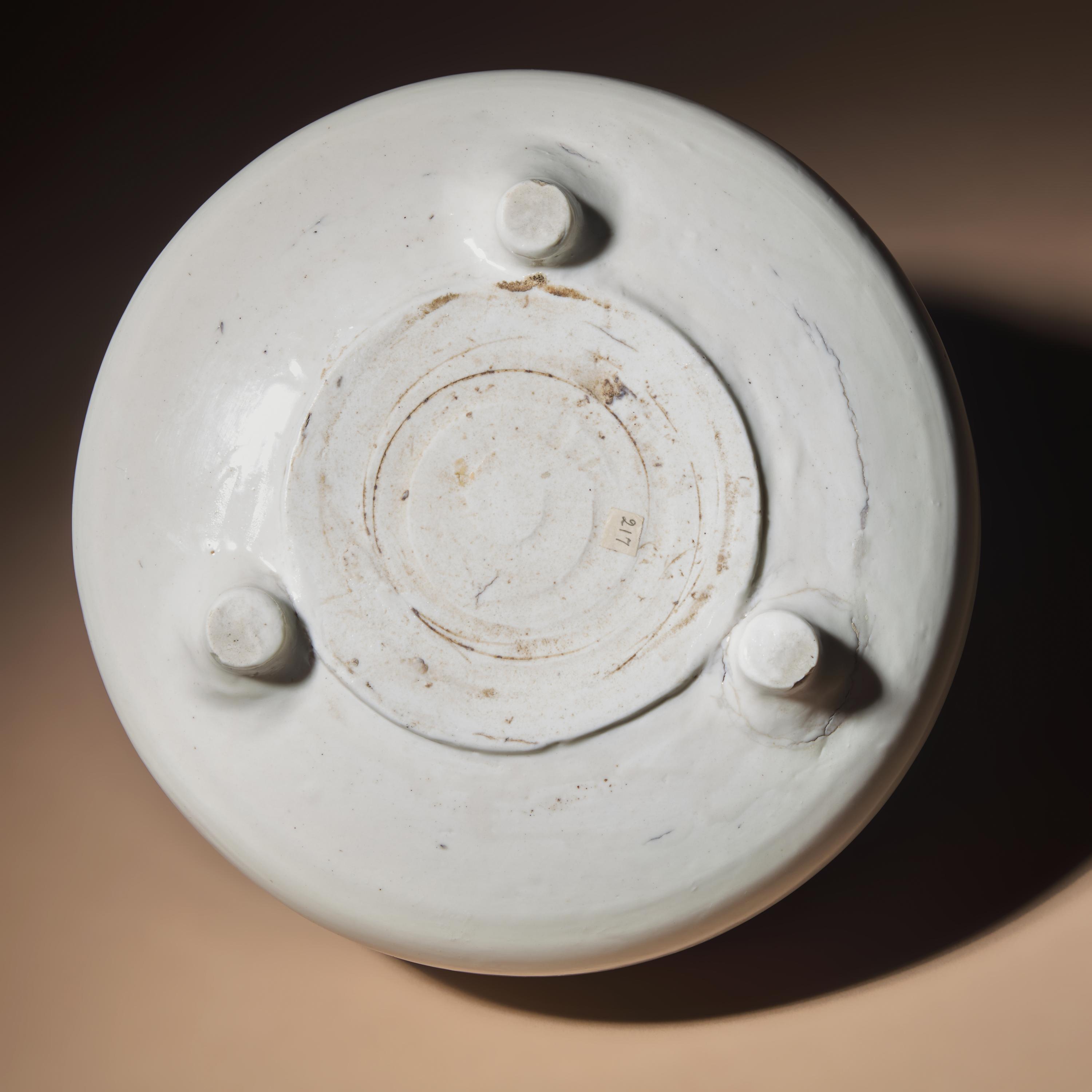 A Large Chinese Blanc-de-Chine Porcelain Incense Burner, Early Qing Dynasty — 清早期 德化白瓷大三足爐