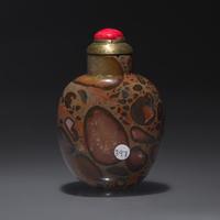 A Chinese Puddingstone Snuff Bottle, Qing Dynasty, Circa 1750-1850 — 1750–1860年 抱子石鼻煙壺