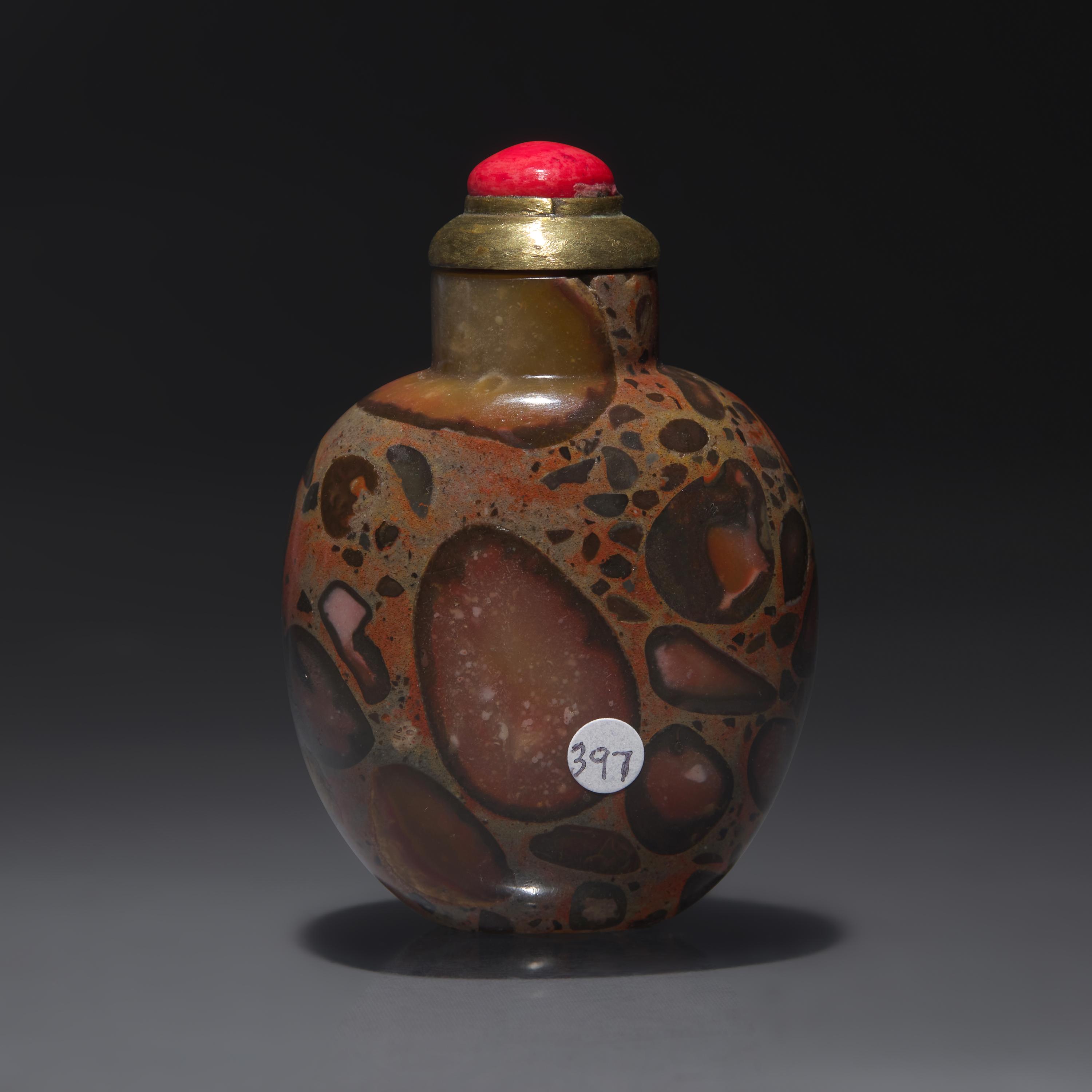 A Chinese Puddingstone Snuff Bottle, Qing Dynasty, Circa 1750-1850 — 1750–1860年 抱子石鼻煙壺