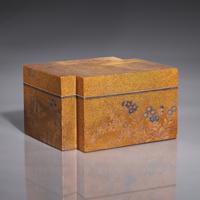 A Japanese Gilt Lacquer Book-Form Box, Late Edo to Meiji Period, Late 18th to 19th Century — 日本江戶時代 金漆蒔繪仿書蓋盒