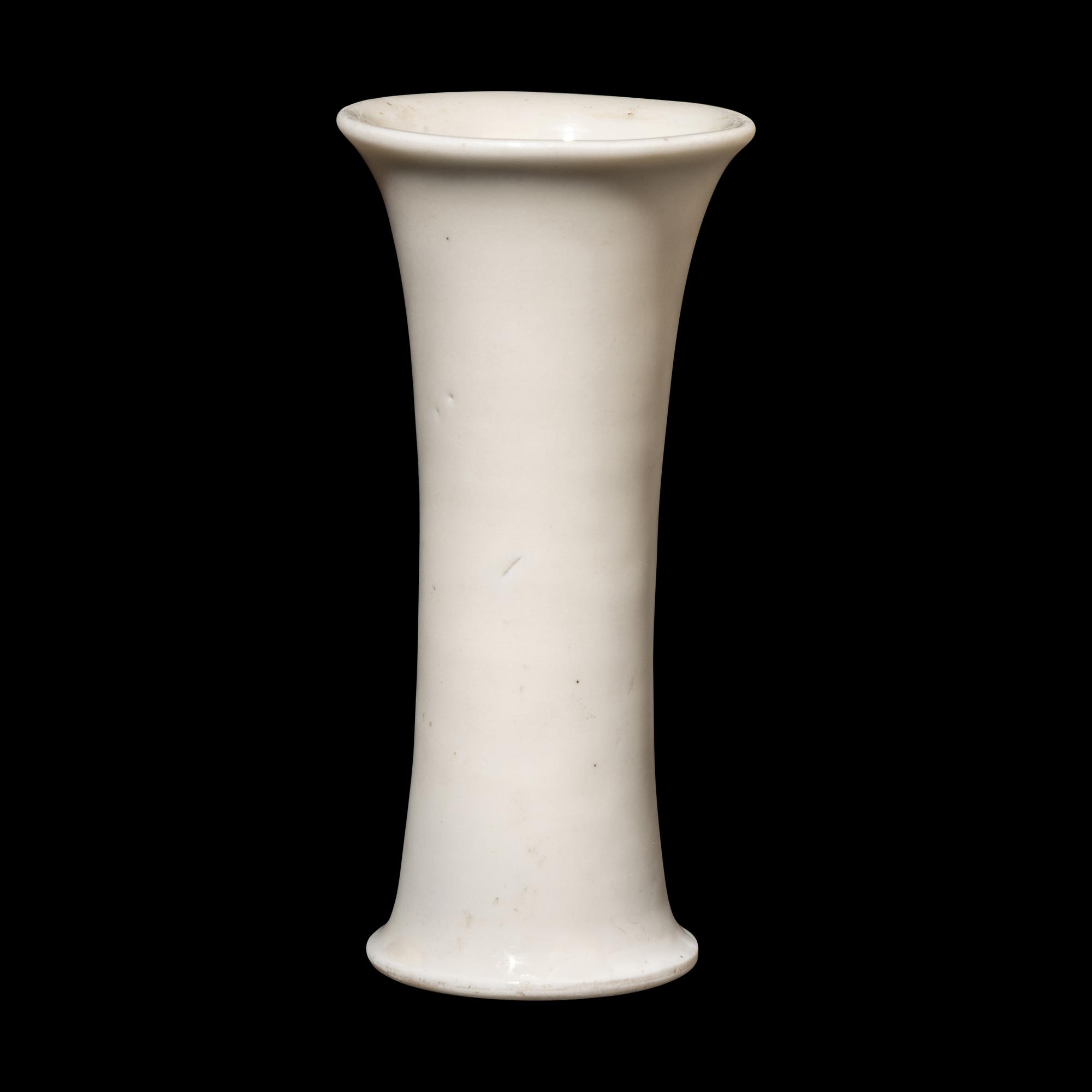 A Chinese Blanc-de-Chine Porcelain Beaker Vase, Huagu, 17th Century 明末清初 德化白瓷花觚
