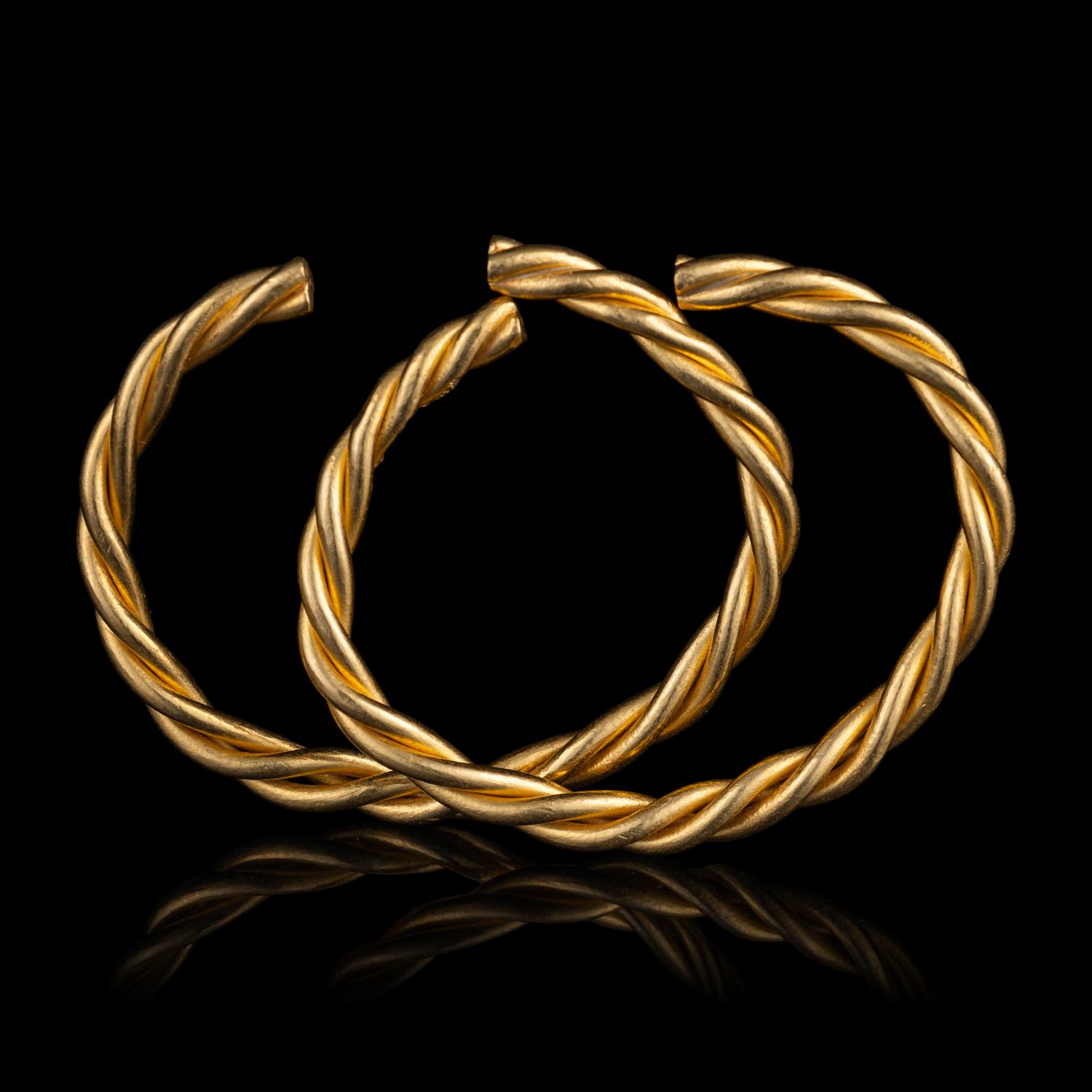 A Pair of Chinese Twisted Gold Bracelets, Qianzhuo, 19th Century or Later 清或更晚 金紐絲鉗鐲一對