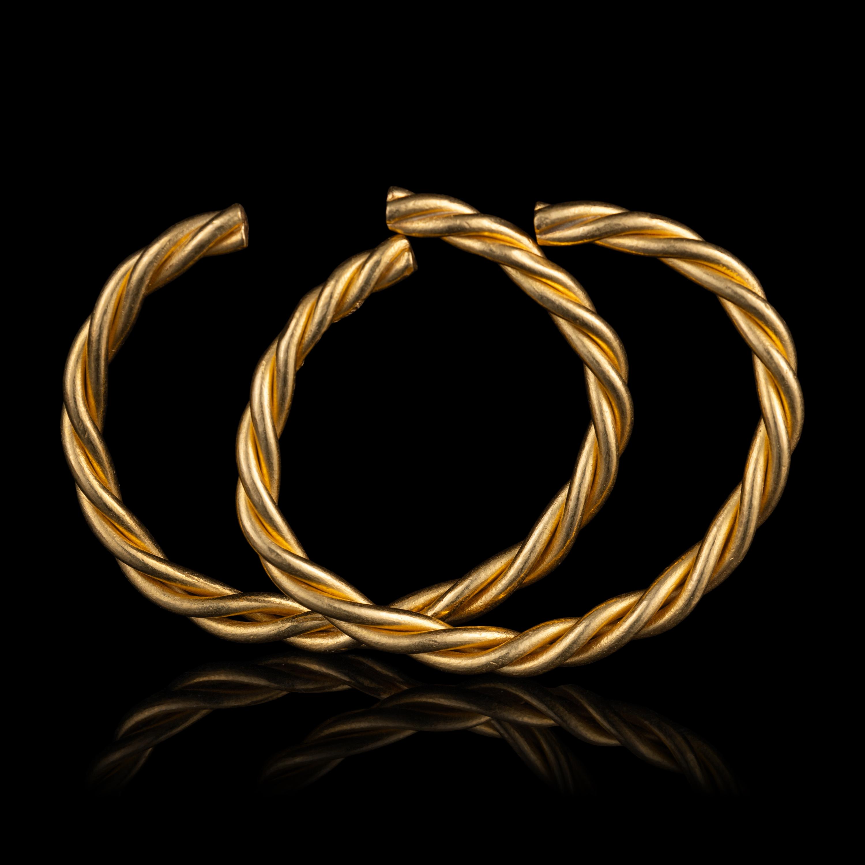 A Pair of Chinese Twisted Gold Bracelets, Qianzhuo, 19th Century or Later 清或更晚 金紐絲鉗鐲一對