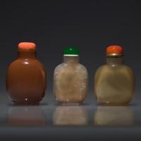 Three Chinese Carved Agate Snuff Bottles, Circa 18th-20th Century — 清中期-民國 瑪瑙巧雕鼻煙壺三支