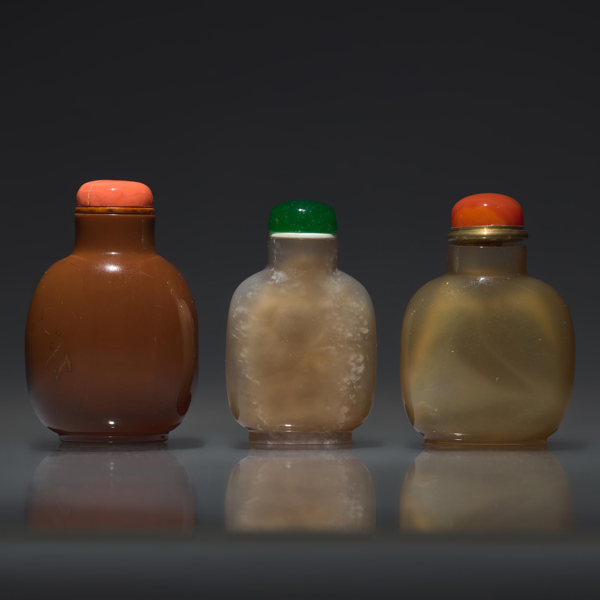 Three Chinese Carved Agate Snuff Bottles, Circa 18th-20th Century — 清中期-民國 瑪瑙巧雕鼻煙壺三支