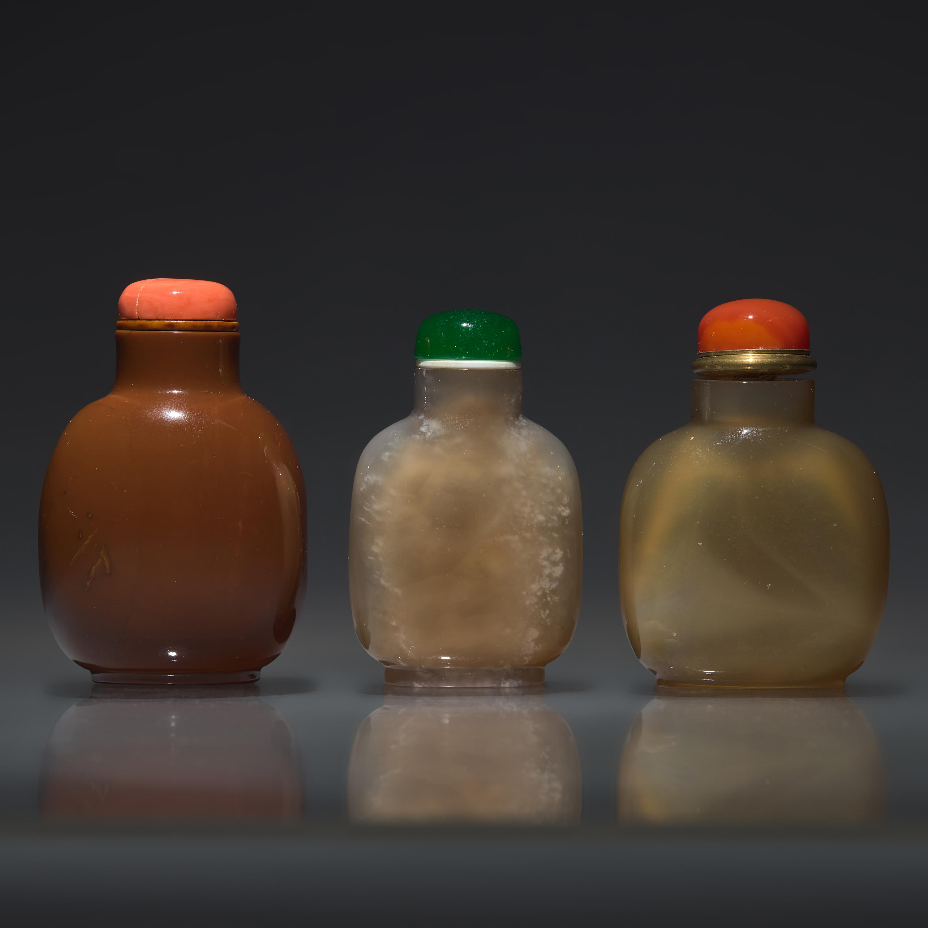Three Chinese Carved Agate Snuff Bottles, Circa 18th-20th Century — 清中期-民國 瑪瑙巧雕鼻煙壺三支