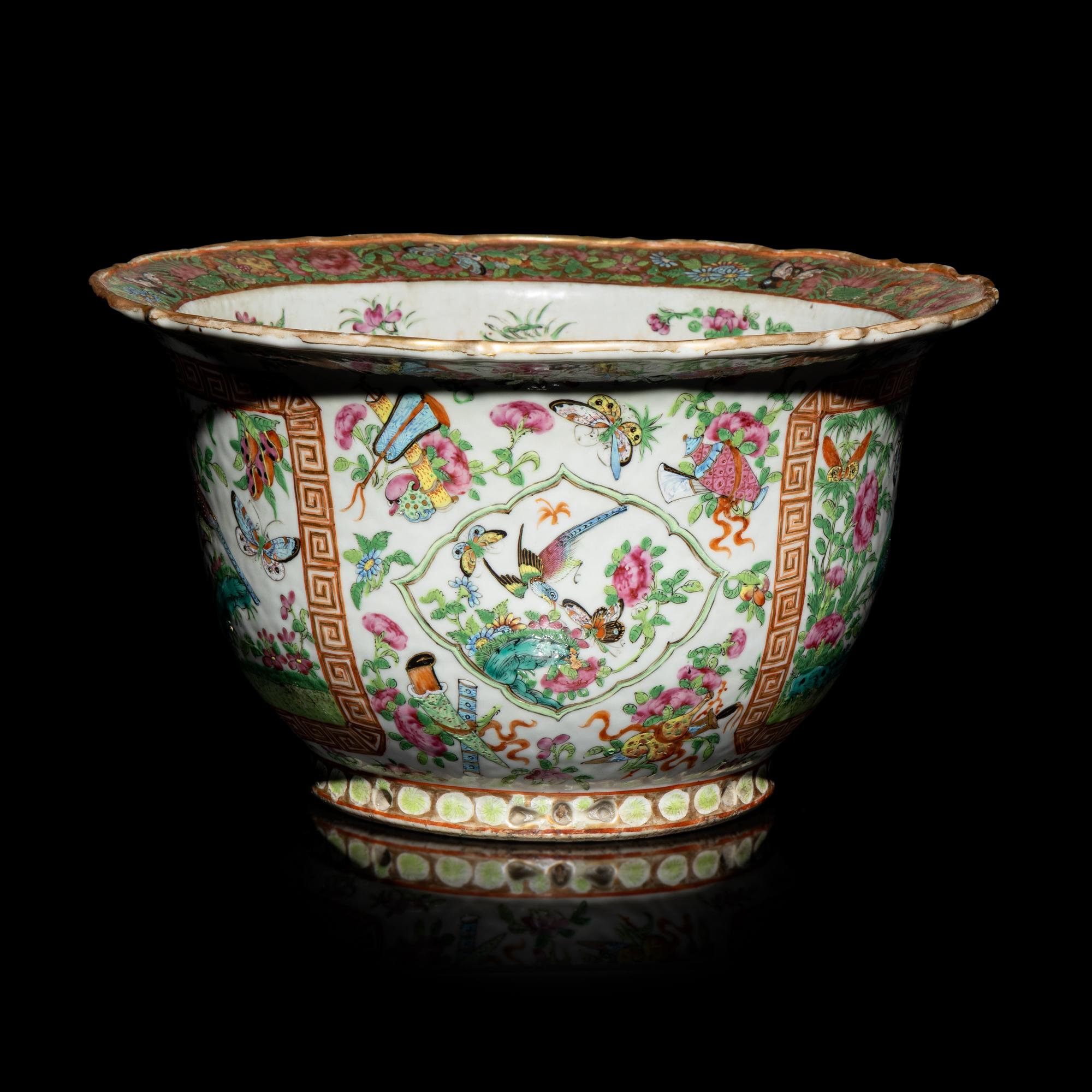 A Chinese Export Rose Medallion Jardinière, Second Half 19th Century 清晚期 廣彩花卉紋花盆