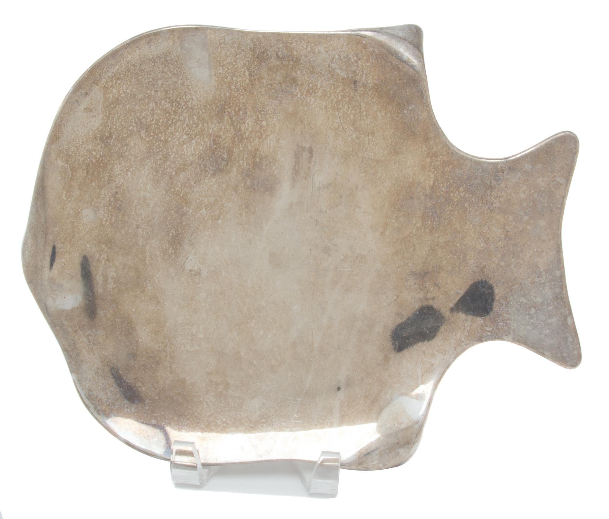 A Hoselton Aluminum Fish Form Plate, MID 20TH CENTURY, etched Hoselton, Canada, 803.