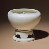 A Rare Chinese Blanc-de-Chine Porcelain Oil Lamp and Stand, Mid 17th-Early 18th Century — 清早期 德化白瓷暗刻花卉紋帶座油燈