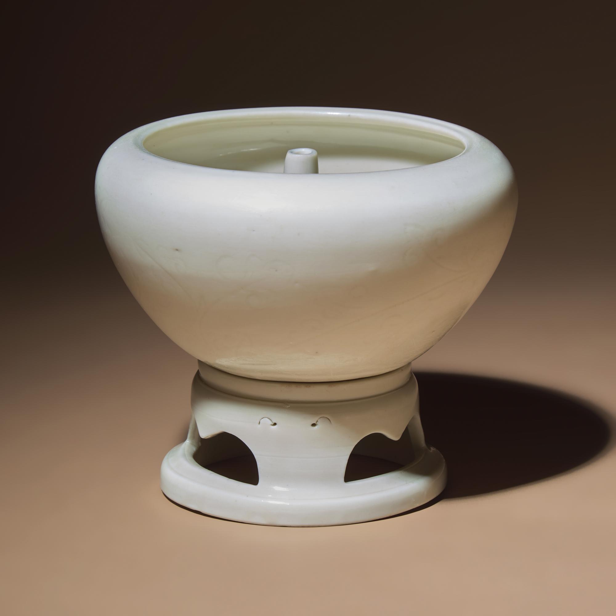 A Rare Chinese Blanc-de-Chine Porcelain Oil Lamp and Stand, Mid 17th-Early 18th Century — 清早期 德化白瓷暗刻花卉紋帶座油燈