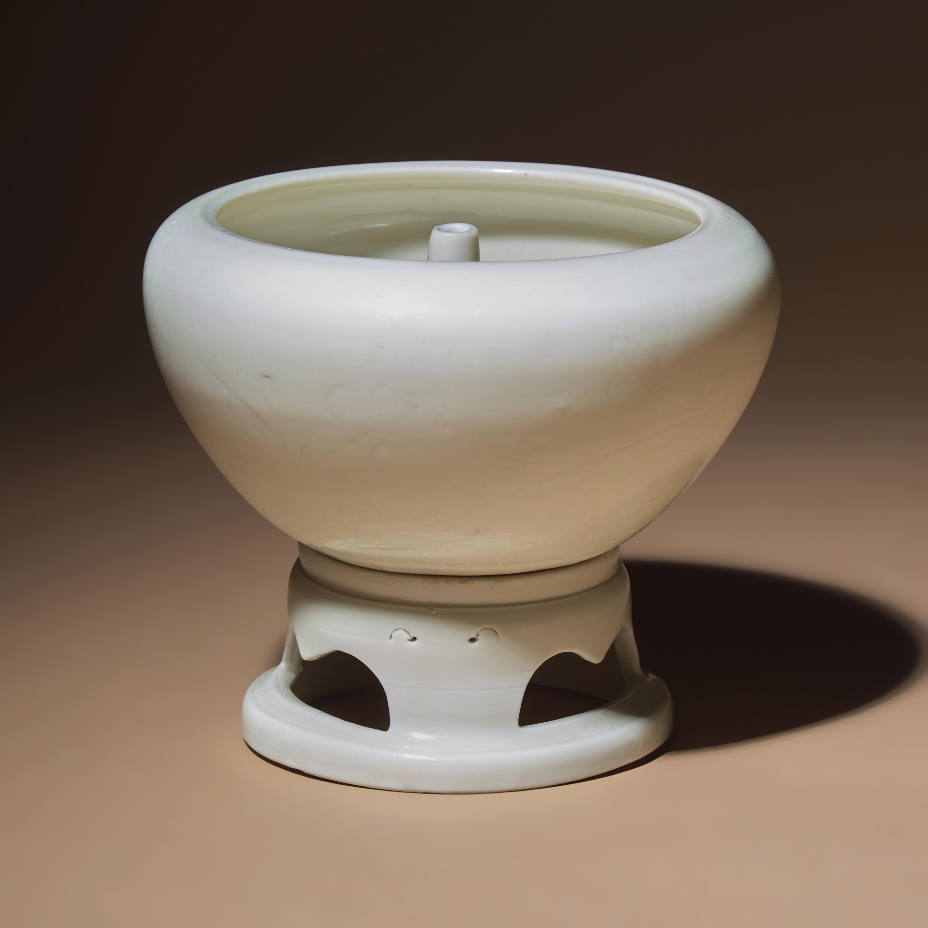 A Rare Chinese Blanc-de-Chine Porcelain Oil Lamp and Stand, Mid 17th-Early 18th Century — 清早期 德化白瓷暗刻花卉紋帶座油燈