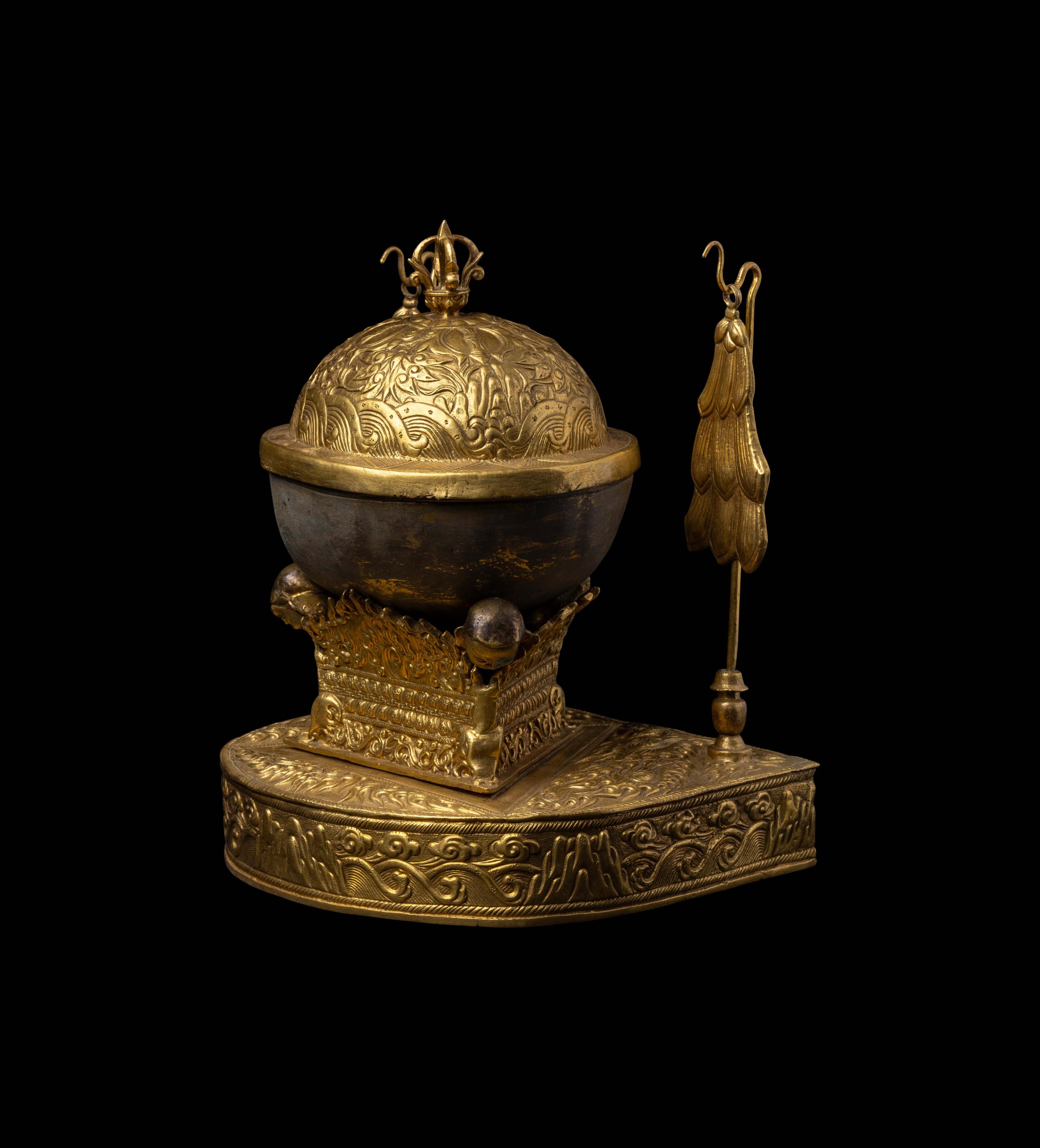A Sino-Tibetan Gilt Bronze Kapala, 20th Century 近代 銅鎏金嘎巴拉碗