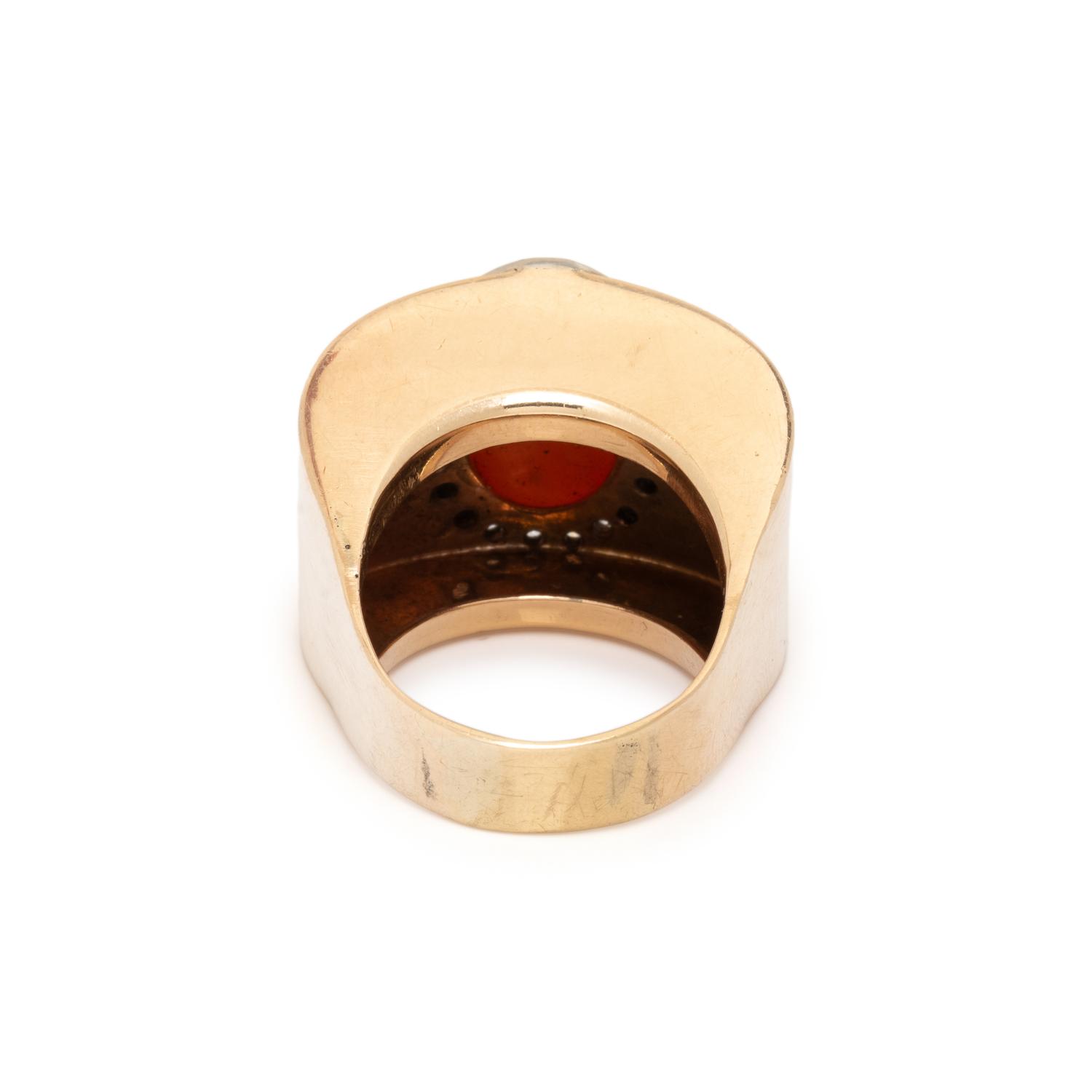 YELLOW GOLD, CORAL AND DIAMOND RING