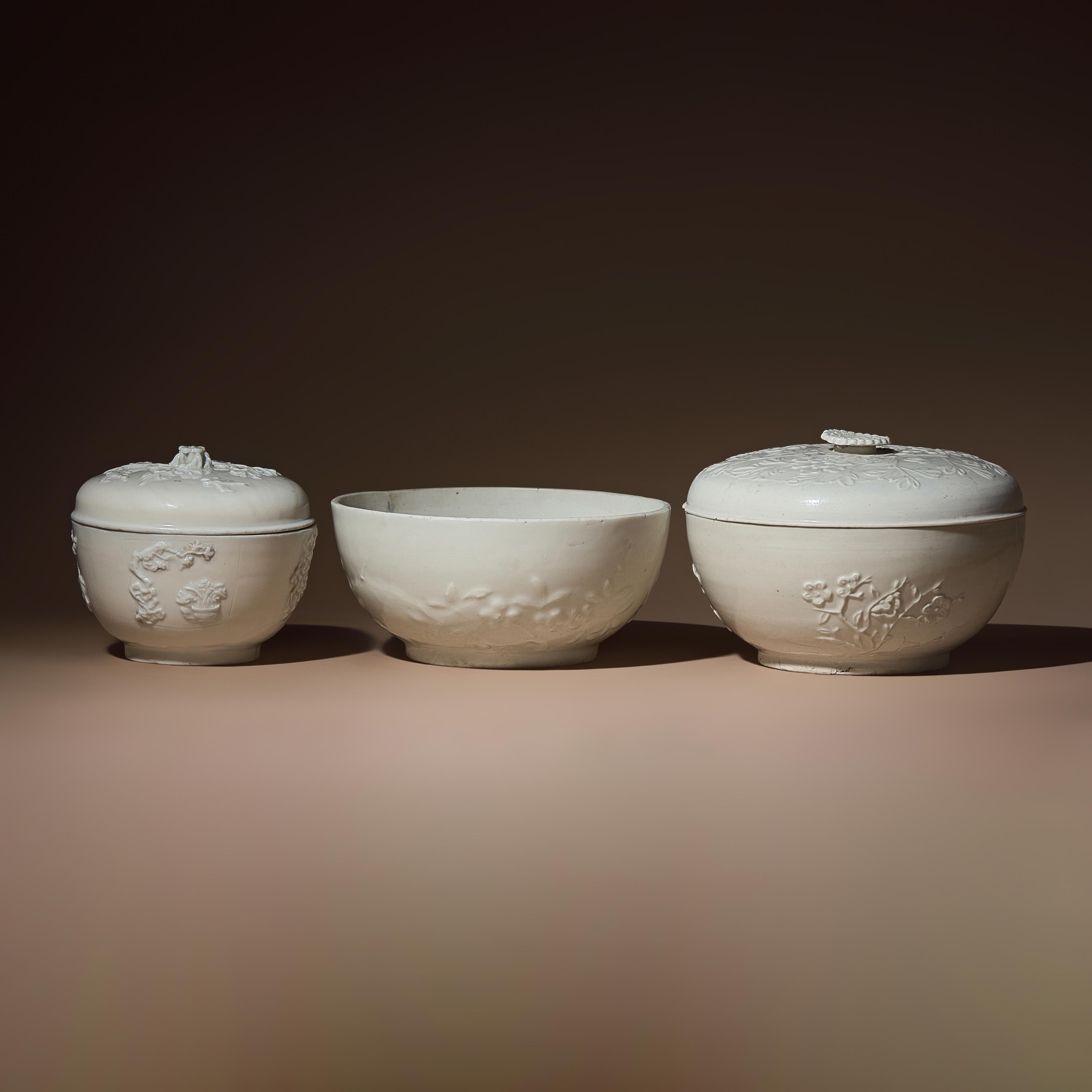 Three Large Chinese Blanc-de-Chine Molded Porcelain Bowls and Two Covers, Late 17th-18th Century — 清早期 德化白瓷模印花卉紋蓋碗三件