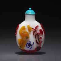 A Chinese Five-Color Overlay Glass Snuff Bottle, Qing Dynasty, Qianlong Period, Circa 1736-1795 — 1736-1795年 涅白地套五色料雕花鼻煙壺