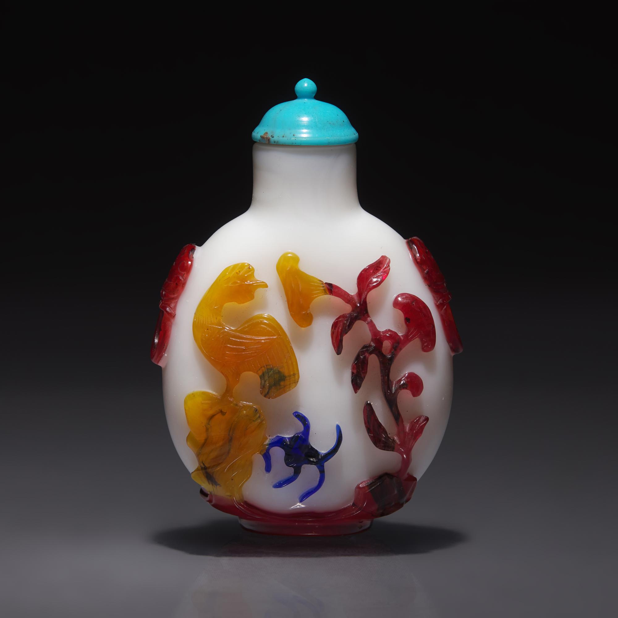 A Chinese Five-Color Overlay Glass Snuff Bottle, Qing Dynasty, Qianlong Period, Circa 1736-1795 — 1736-1795年 涅白地套五色料雕花鼻煙壺
