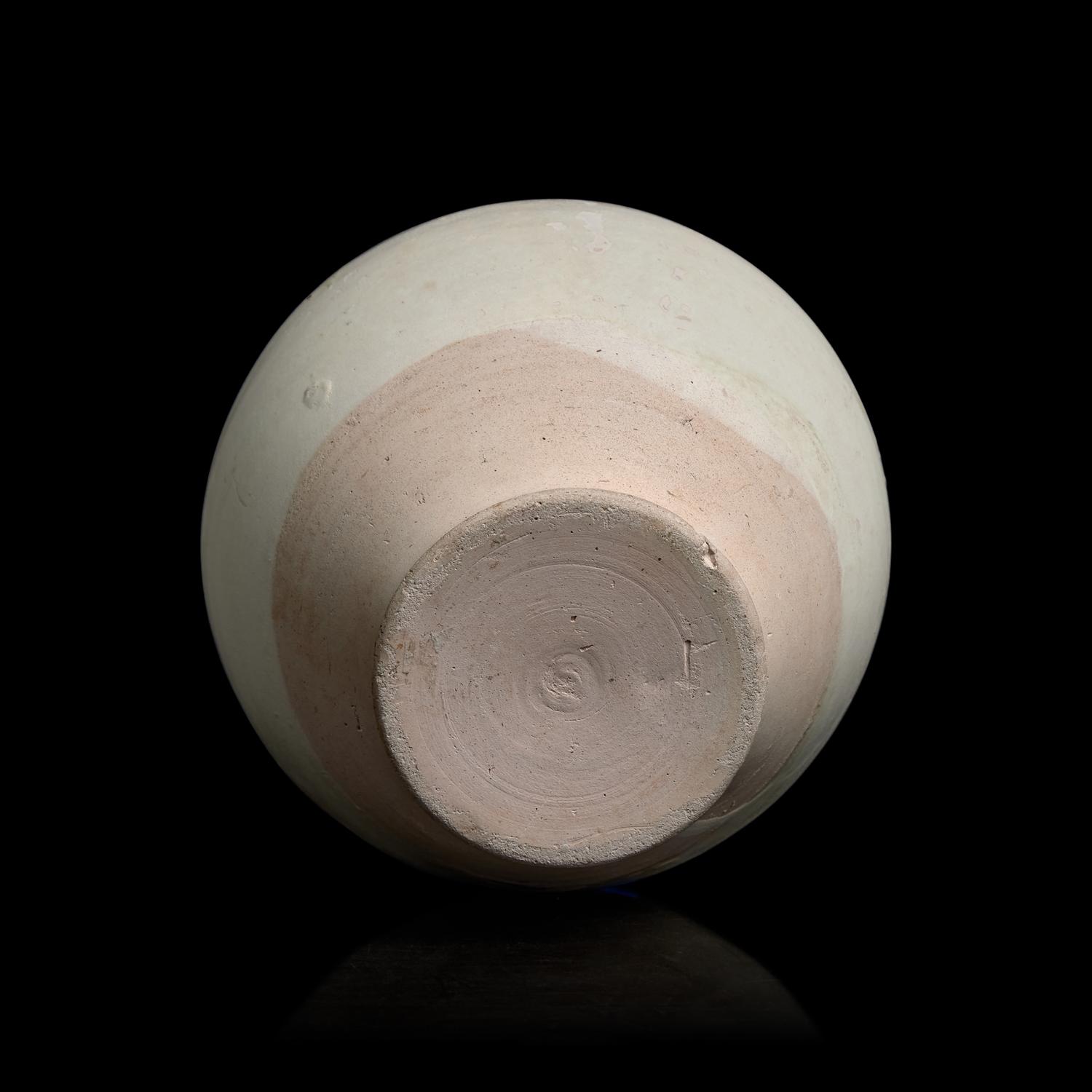 A Chinese White Glazed Porcelain Jar, Tang Dynasty 唐 白釉罐