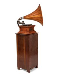 A Victor type III Disc Phonograph with a Wooden Horn