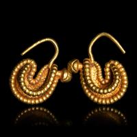 A Pair of Chinese Gold U-Shaped Earrings, Erhuan, Liao Dynasty 遼 金联珠耳環一對