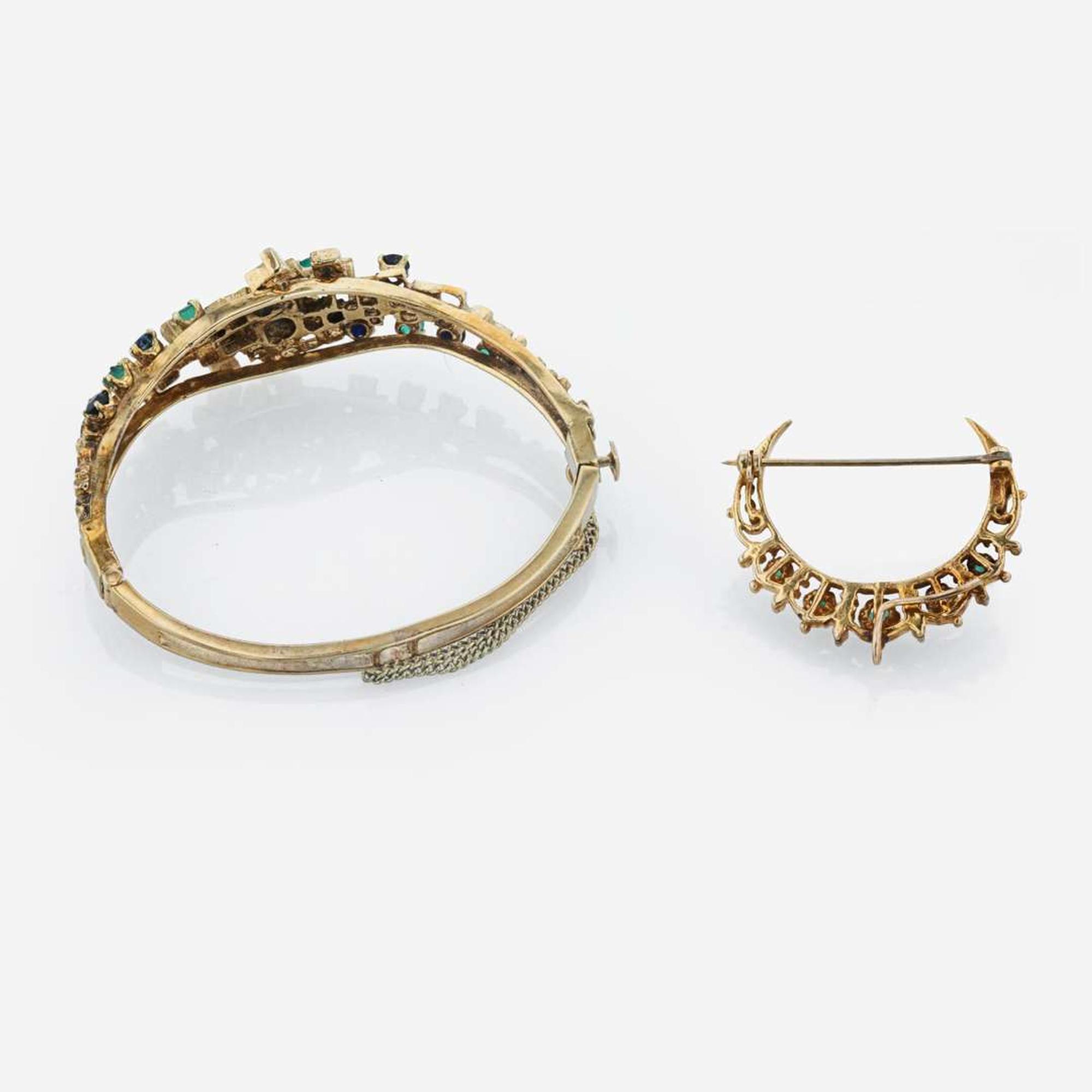 A 14K yellow gold bangle with pendant/brooch