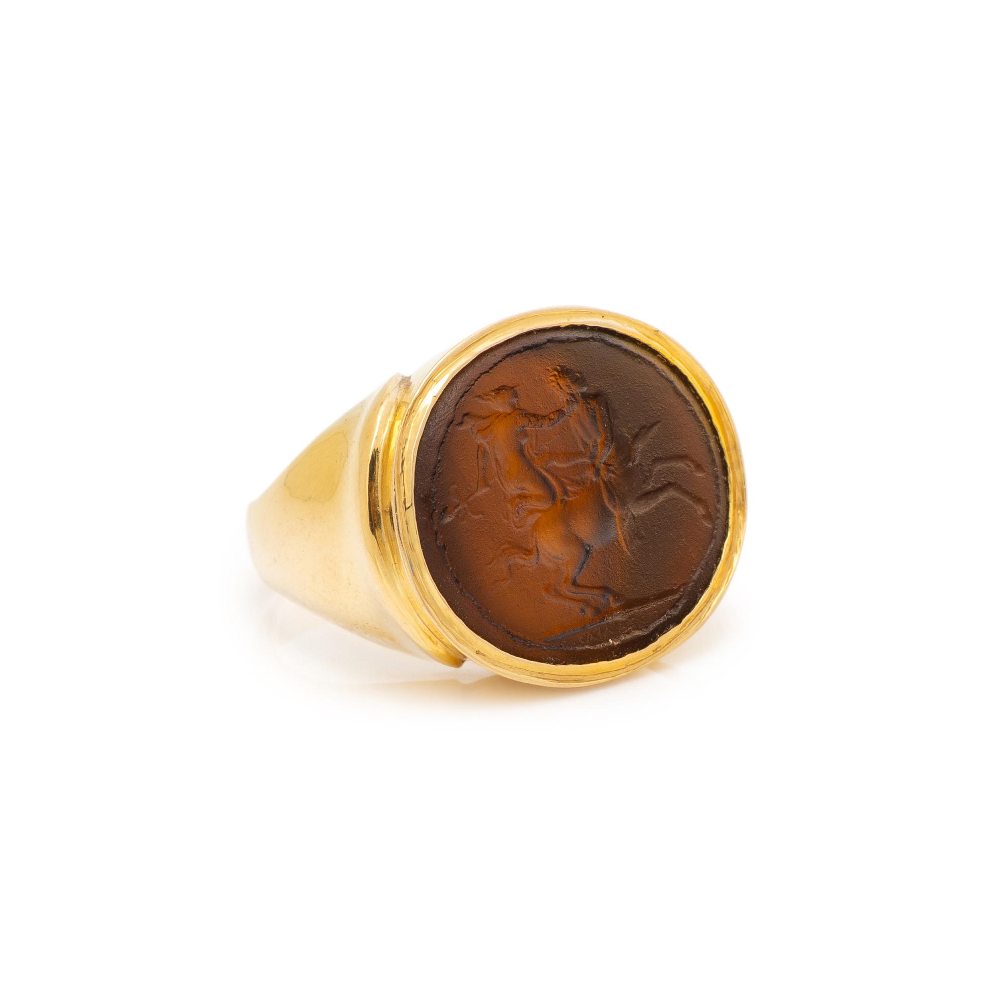 YELLOW GOLD AND INTAGLIO RING