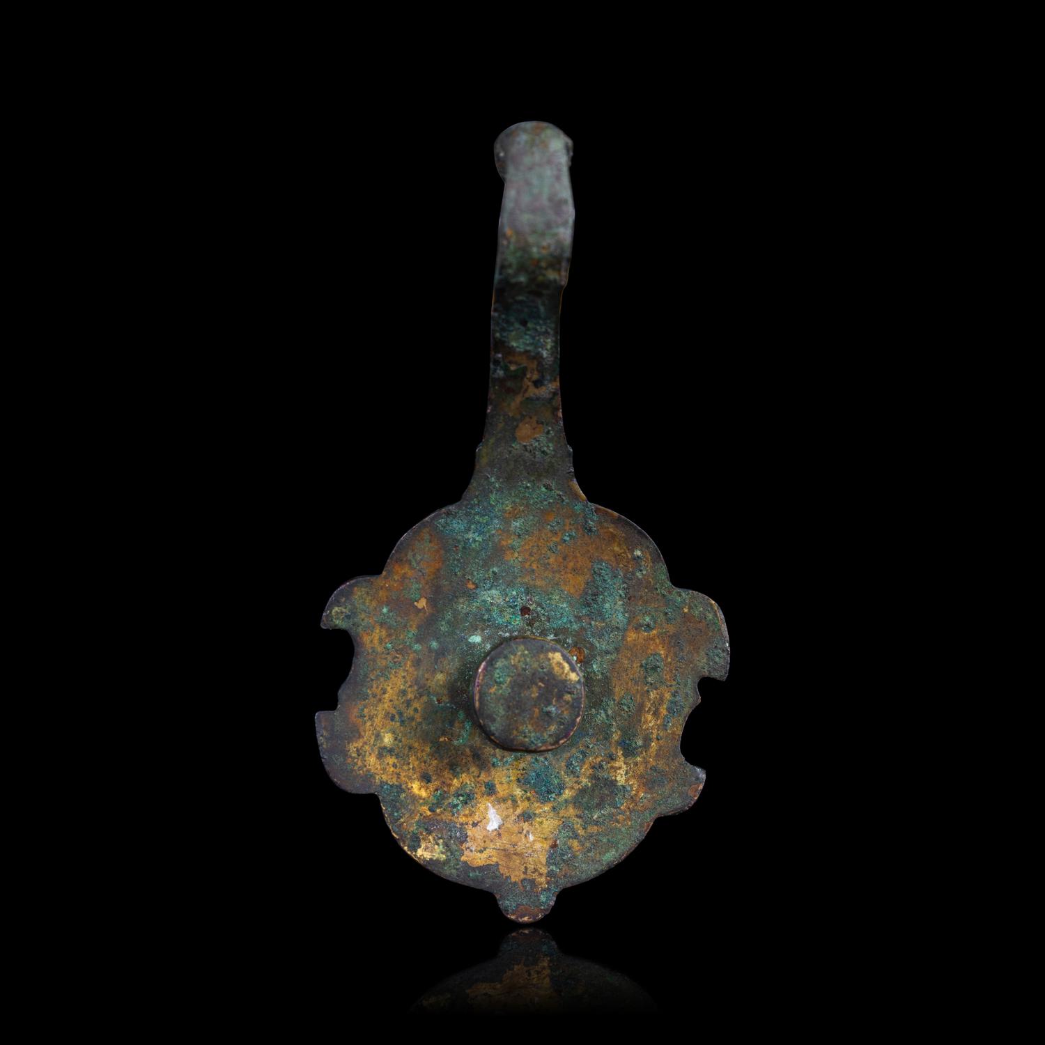 A Rare Chinese Inlaid Gilt Bronze Belt Hook, Eastern Zhou-Warring States Period 東周-戰國 銅鎏金嵌蜻蜓眼琉璃珠帶 鉤