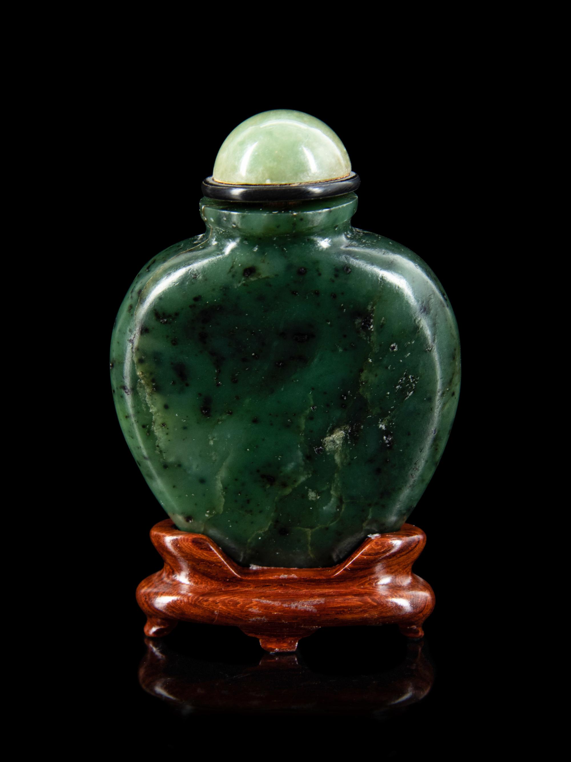 A Chinese Spinach Jade Snuff Bottle