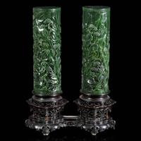 A pair of Chinese spinach jade cylinder censers and covers with wood stand 翠玉熏香炉一对及木底座 Late 19th/ early 20th century ???????????