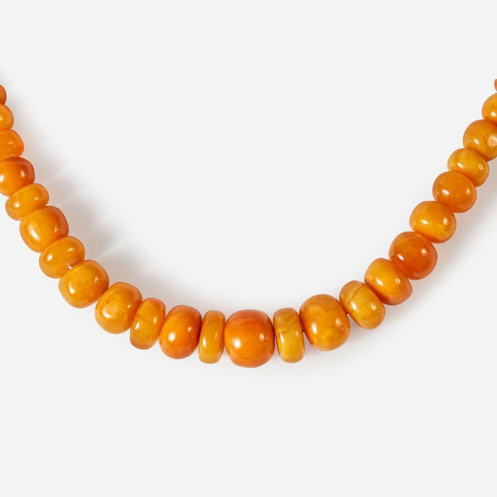 A Tibetan amber bead necklace 蜜蜡项链一串