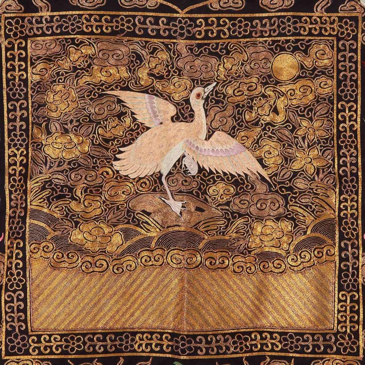 A Chinese finely-embroidered lady's surcoat 刺绣女史外套 Qing dynasty, 19th/early 20th century ? ????????