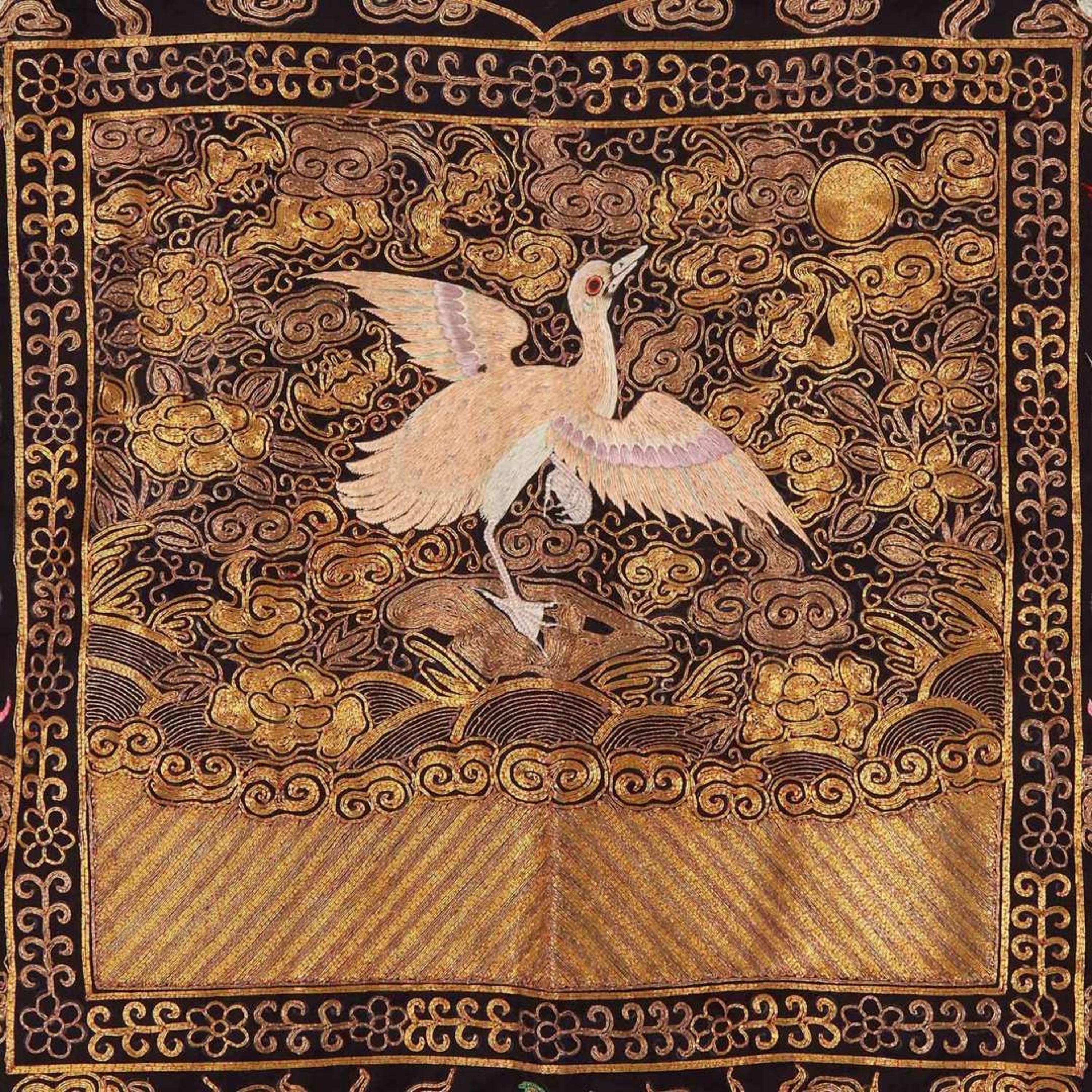 A Chinese finely-embroidered lady's surcoat 刺绣女史外套 Qing dynasty, 19th/early 20th century ? ????????