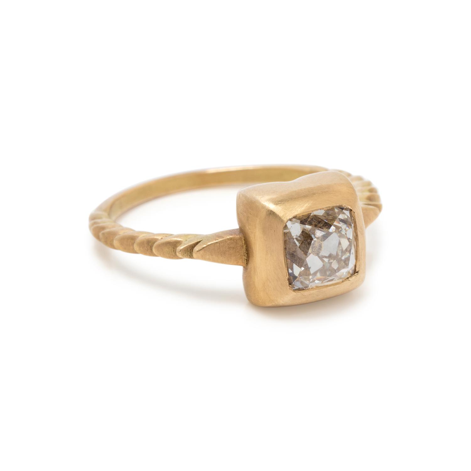 YELLOW GOLD AND DIAMOND RING