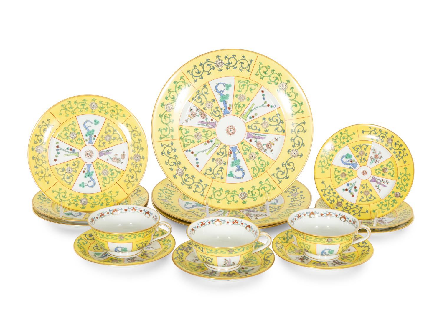 A Herend Yellow Dynasty Siang Jaune Porcelain Dinner Service