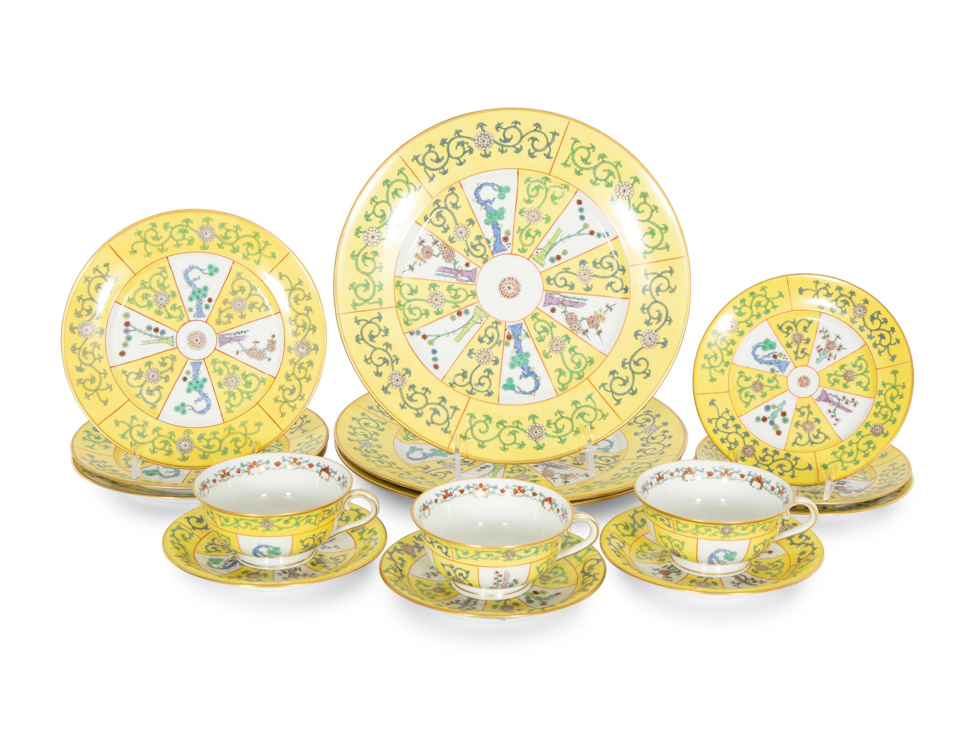 A Herend Yellow Dynasty Siang Jaune Porcelain Dinner Service