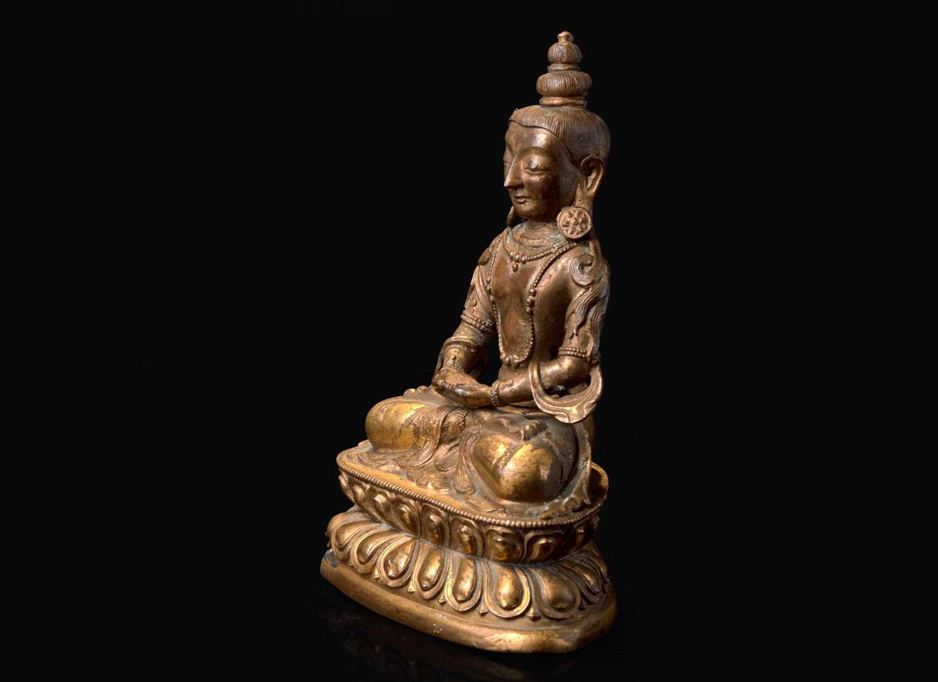 A Chinese gilt bronze figure of a meditating Bodhisattva, Qing dynasty 鎏金佛像 清