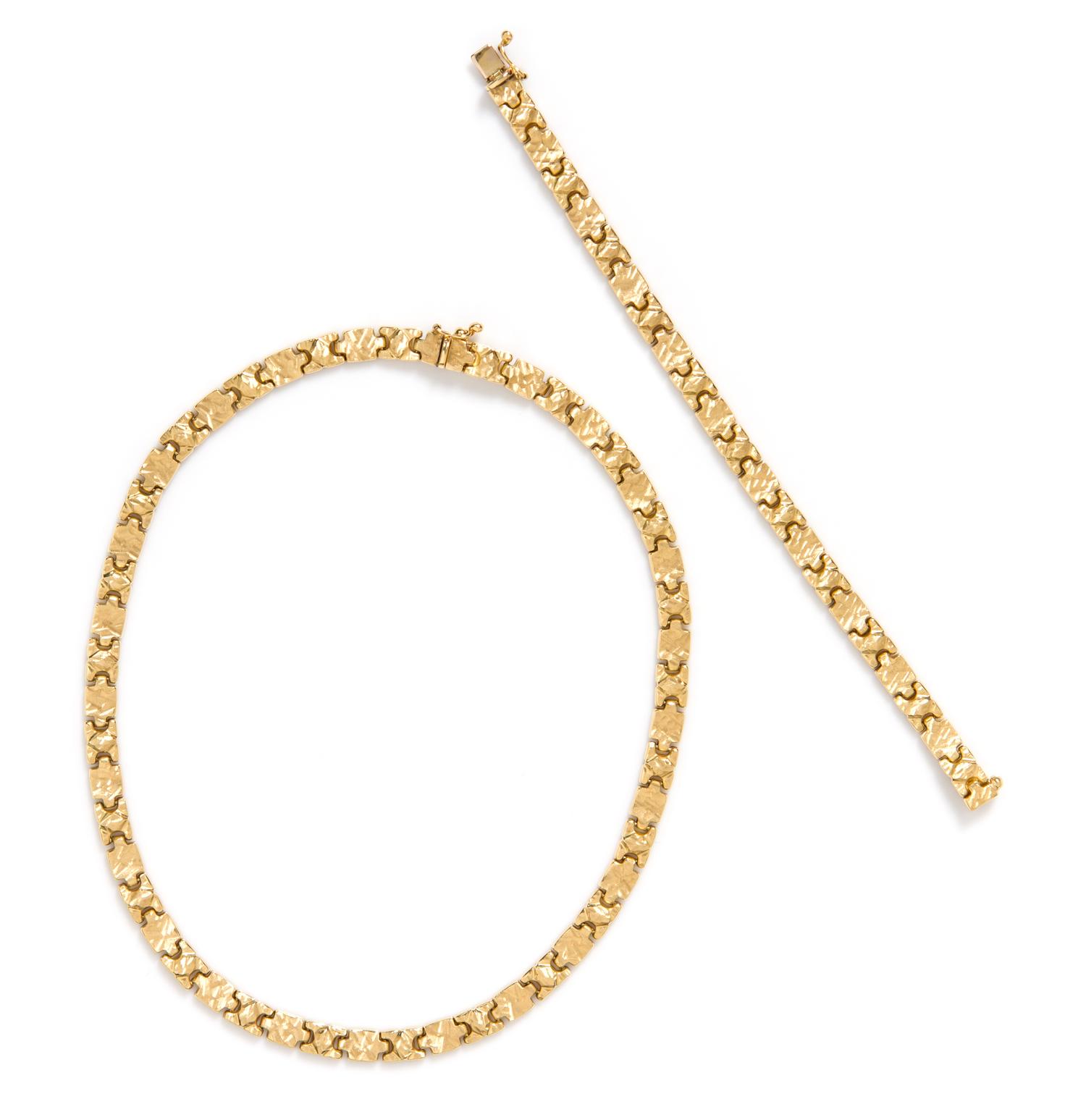 An 18 Karat Yellow Gold Textured Demi Parure, Damas, 42.90 dwts.