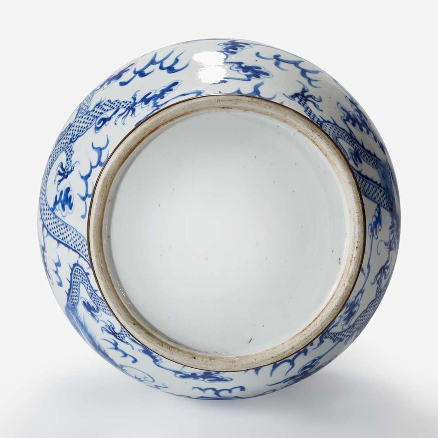 A Chinese blue and white porcelain "Dragons" jar for the Thai market 19th/ early 20th century