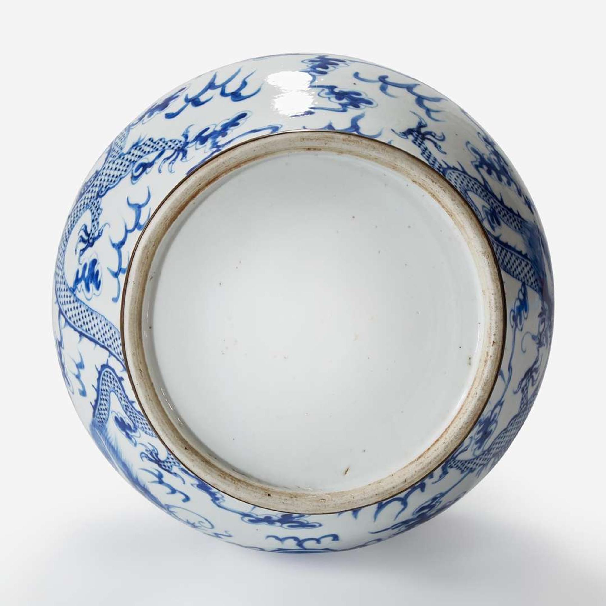 A Chinese blue and white porcelain "Dragons" jar for the Thai market 19th/ early 20th century