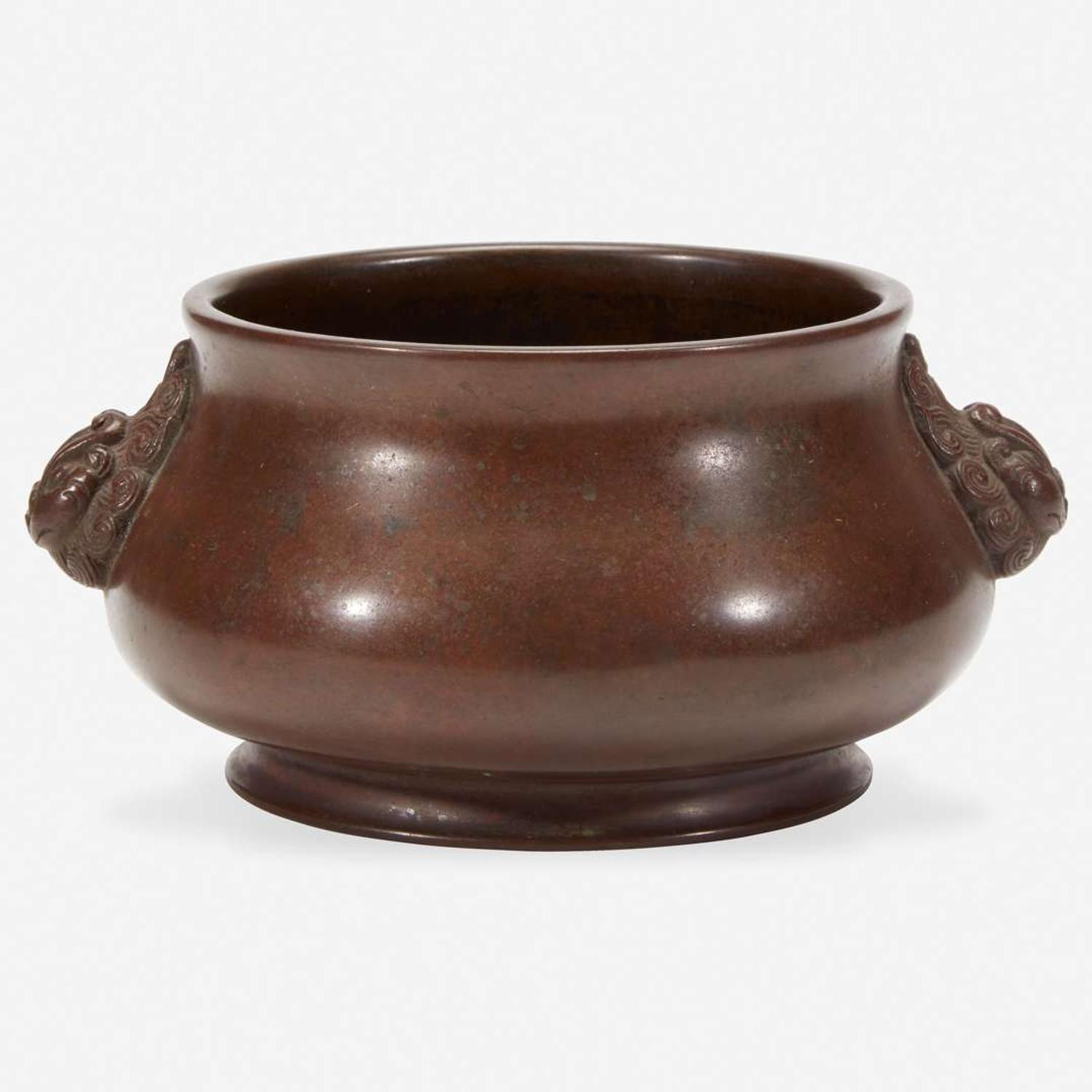 A Chinese patinated bronze circular censer 铜香炉