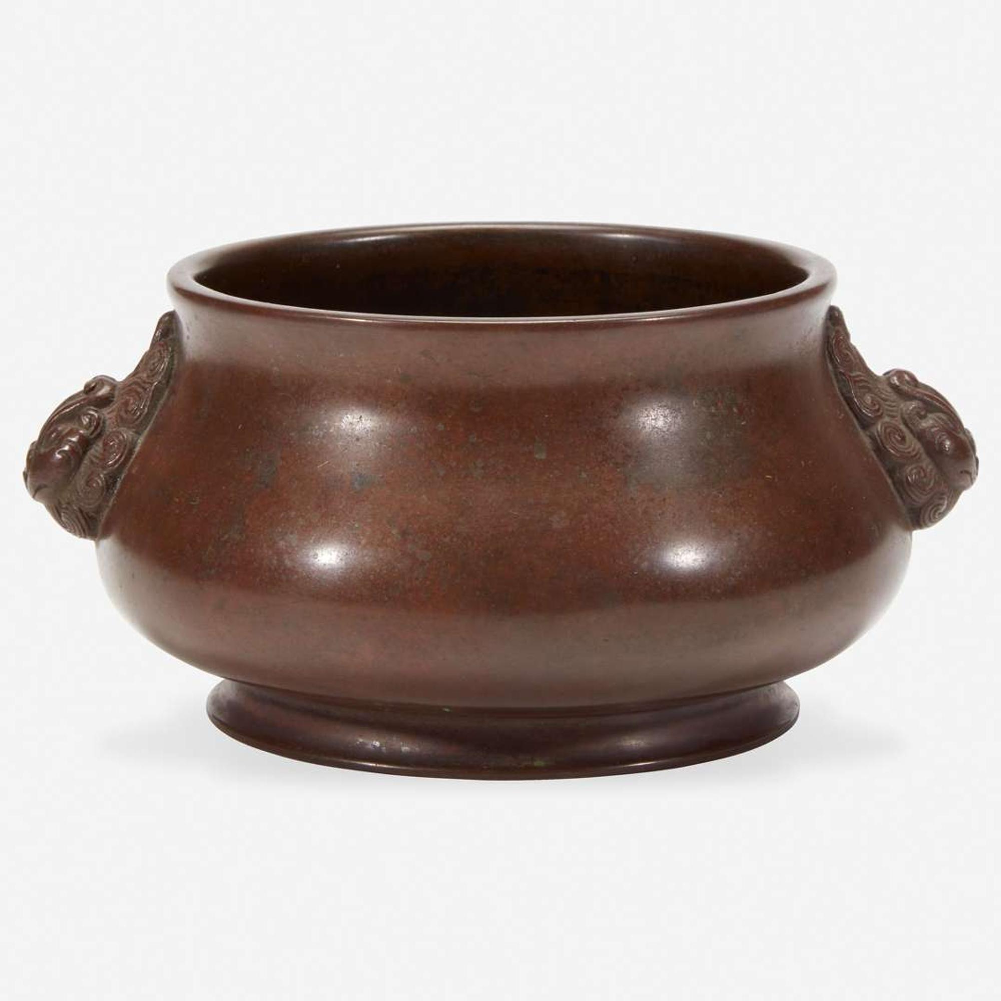 A Chinese patinated bronze circular censer 铜香炉