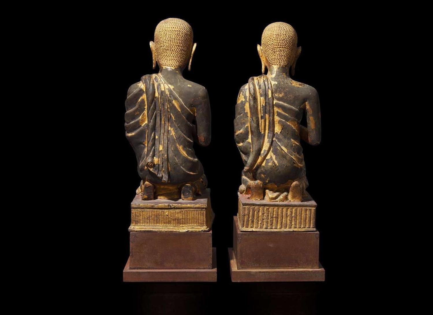 An associated pair of Thai gilt lacquered bronze kneeling Buddhist attendants, Rattanakosin period 銅製泰國佛像或一對 拉達那哥欣王朝