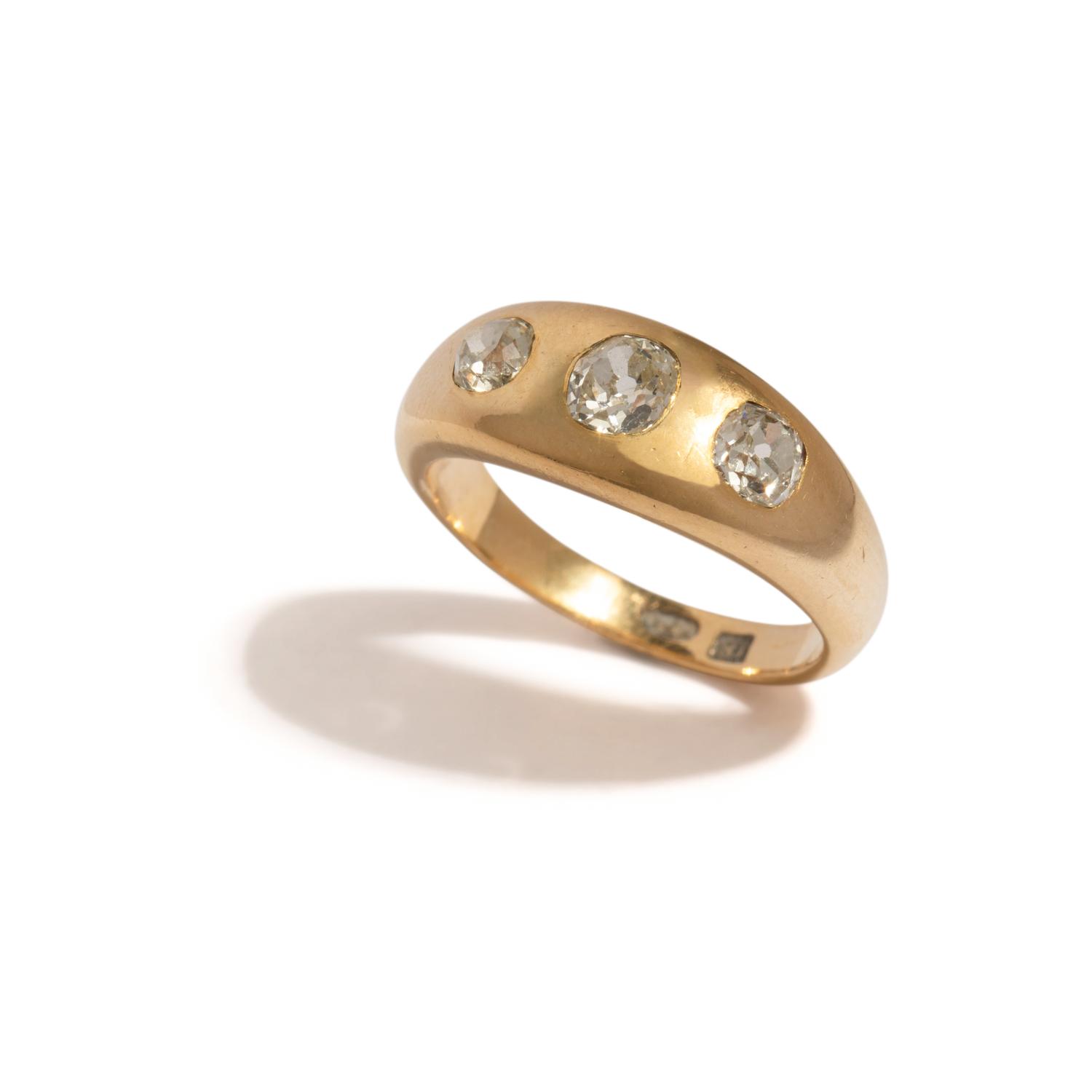 YELLOW GOLD AND DIAMOND RING