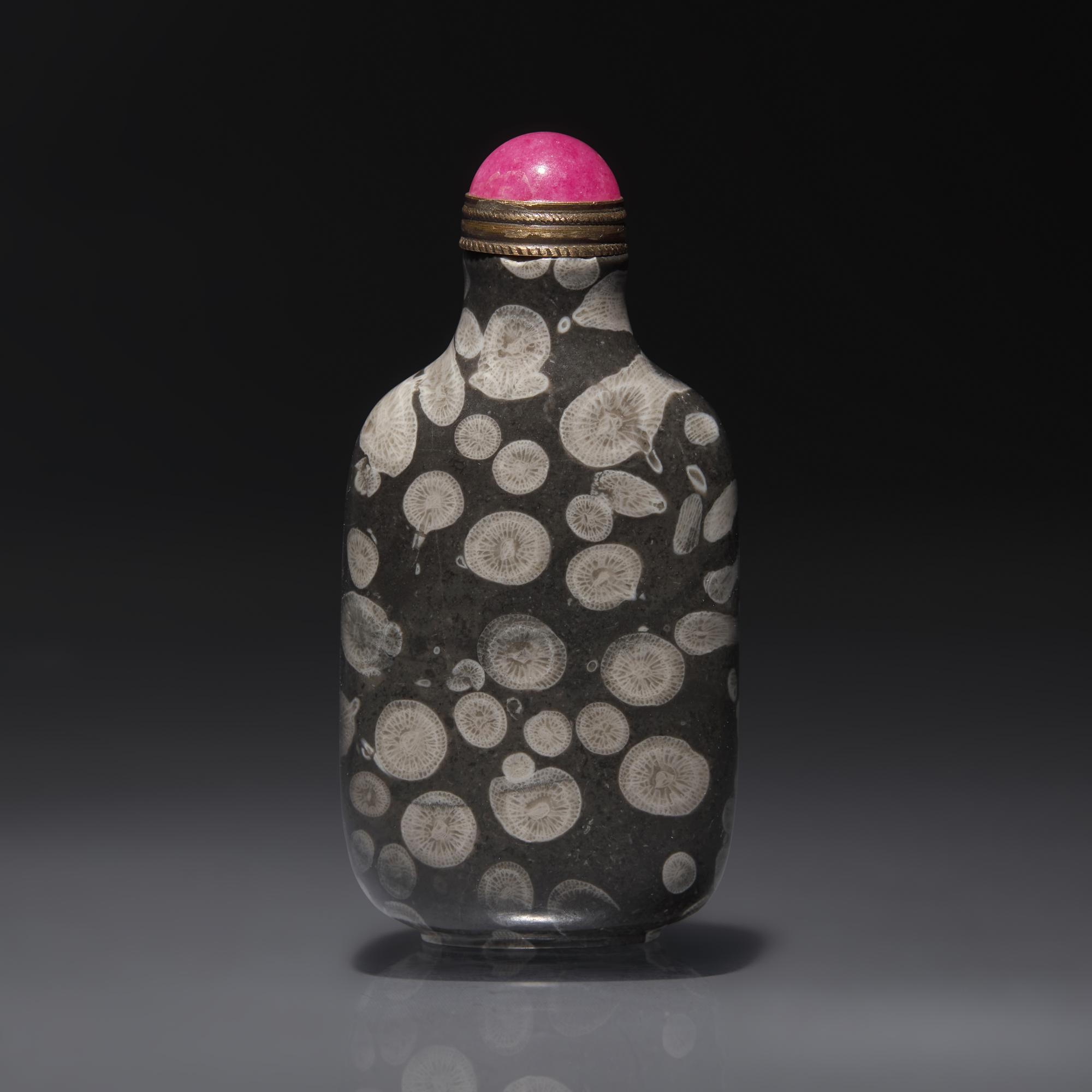 A Chinese Fossiliferous Limestone Snuff Bottle, Qing Dynasty, Circa 1750-1860 — 1750–1860年 石化石灰石鼻煙壺