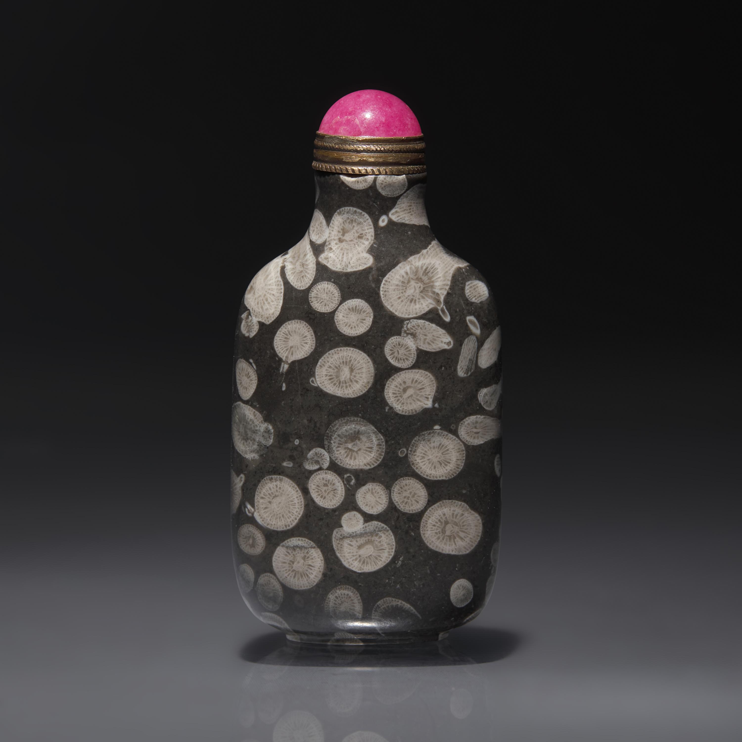 A Chinese Fossiliferous Limestone Snuff Bottle, Qing Dynasty, Circa 1750-1860 — 1750–1860年 石化石灰石鼻煙壺