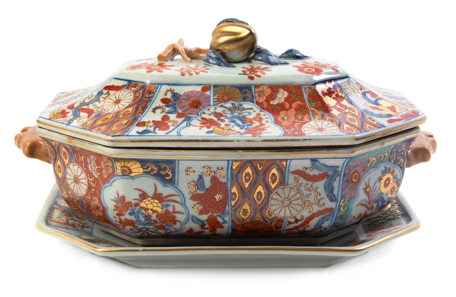 A Chinese Export Porcelain Tureen and Tray, Width of tureen 16 1/2 inches.