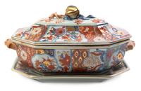 A Chinese Export Porcelain Tureen and Tray, Width of tureen 16 1/2 inches.