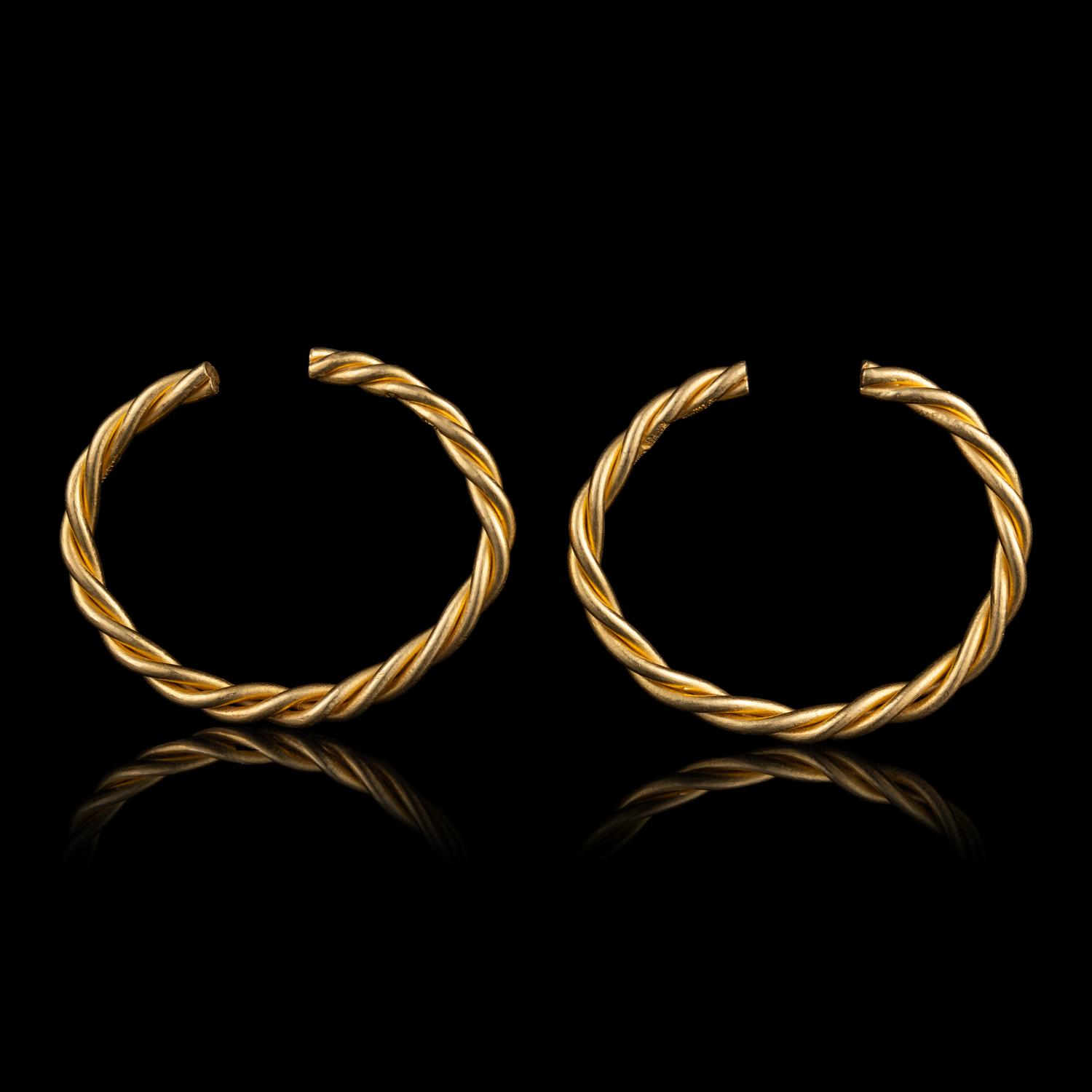 A Pair of Chinese Twisted Gold Bracelets, Qianzhuo, 19th Century or Later 清或更晚 金紐絲鉗鐲一對